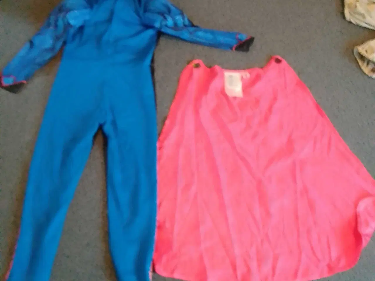 Billede 2 - Superman  m.indbygget muskler  Str 110-116