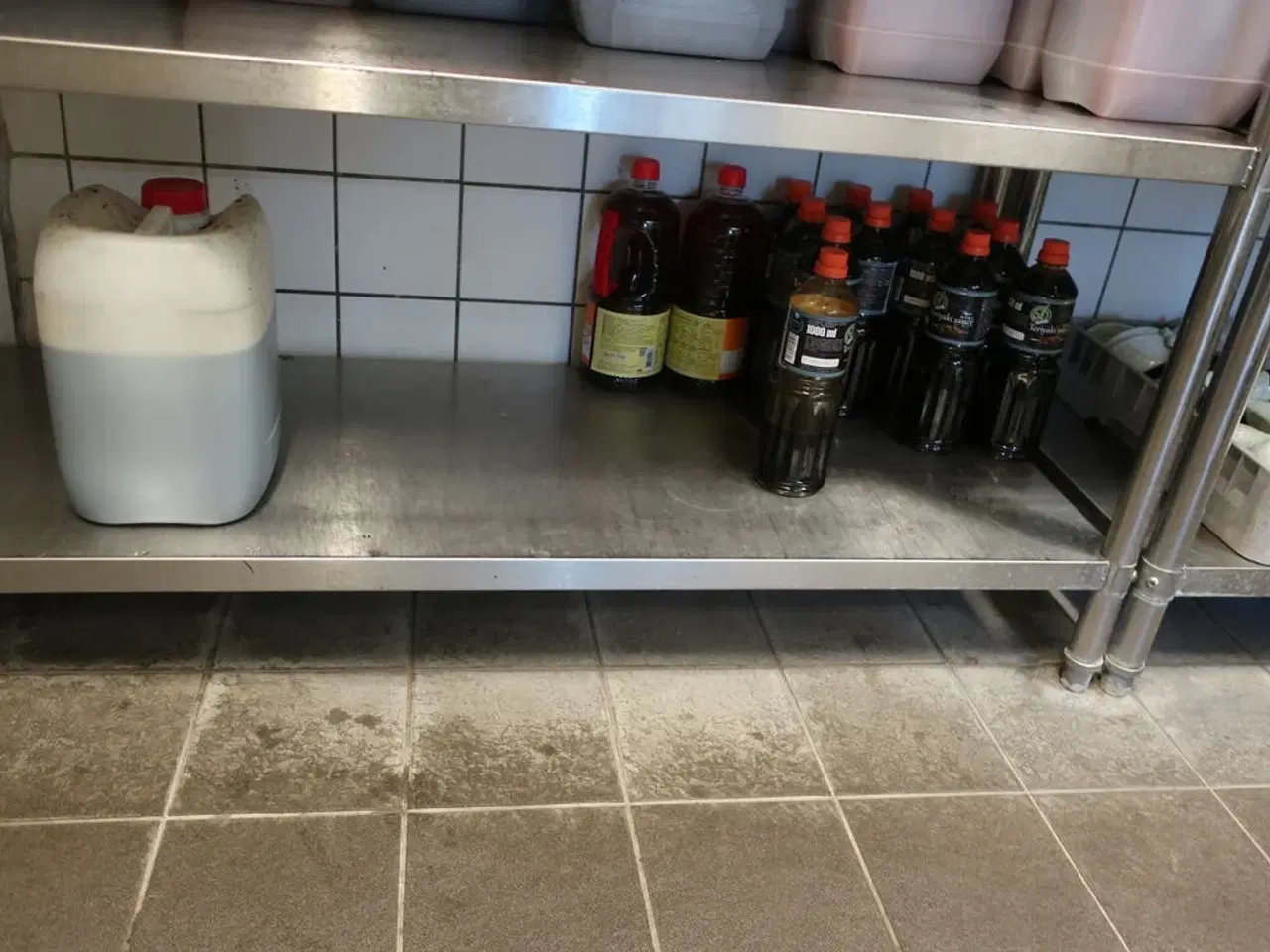 Billede 6 - Reol med indhold