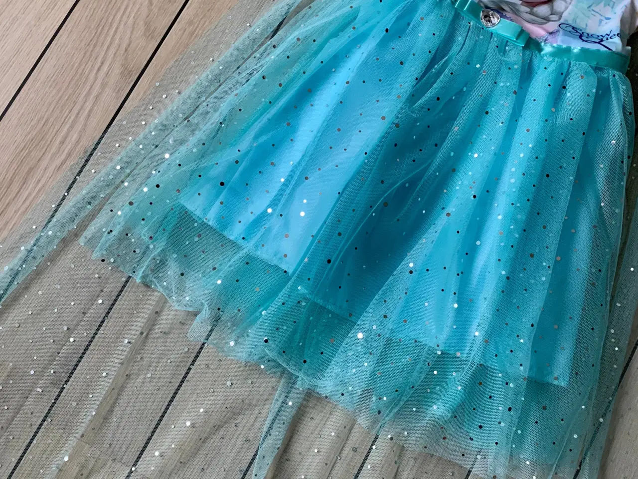 Billede 4 - Frost kjole med slæb str. 116 med Elsa fra Frost