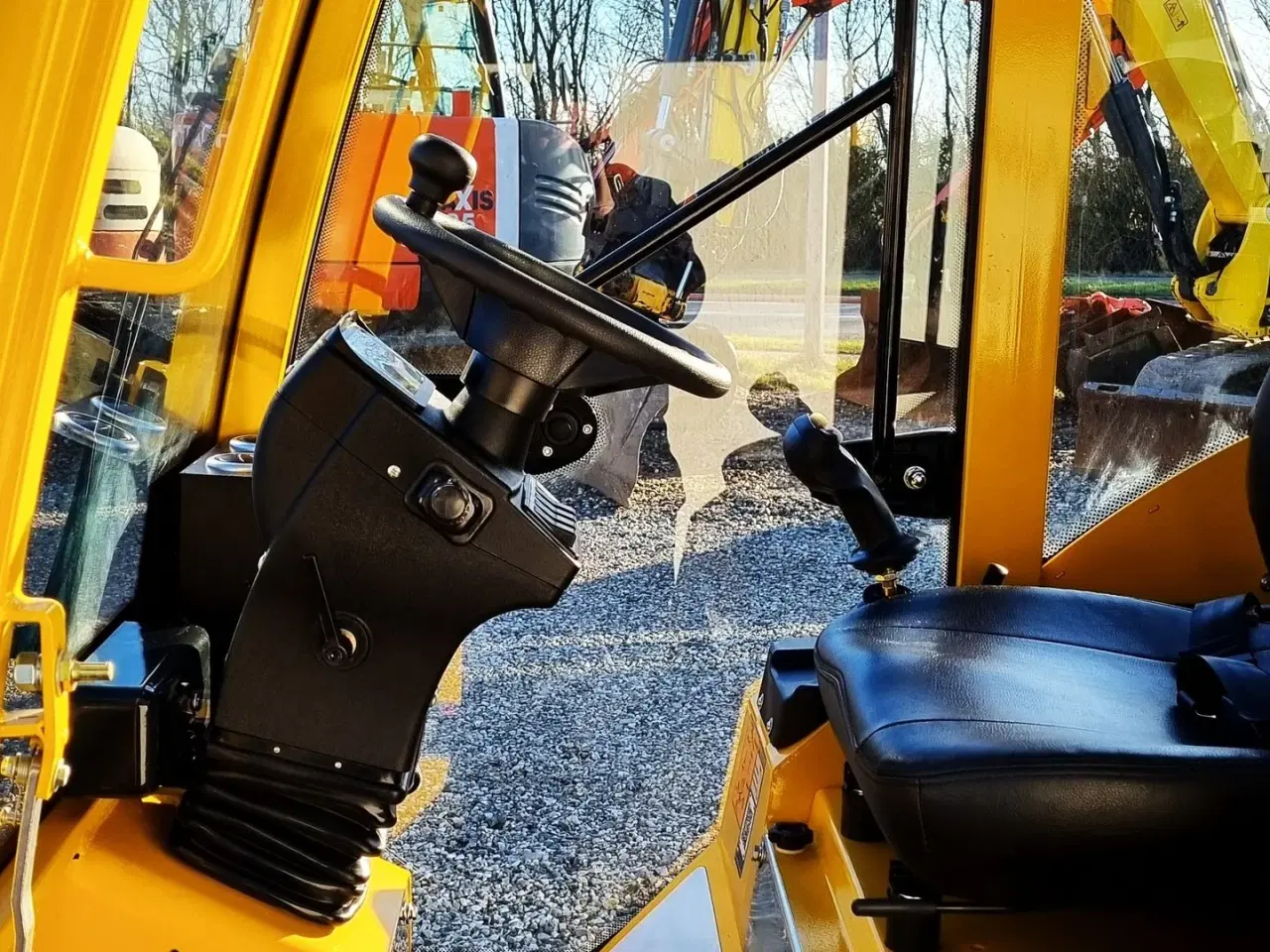 Billede 15 - Eurotrac W12S / lukket kabine / fabriksny / skovl & gafler / Kubota motor