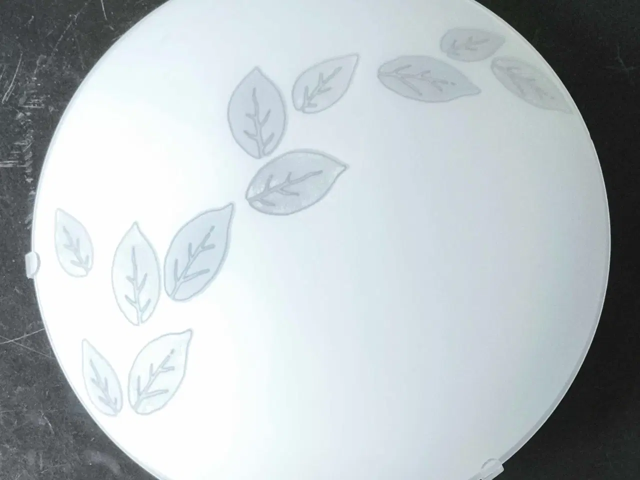 Billede 1 - Hvid loftslampe med bladmønster