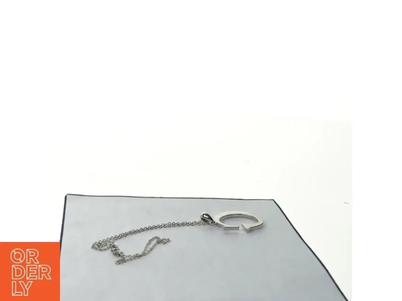 Billede 2 - Halskæde med G-formet vedhæng (str. 32 x 4 cm)