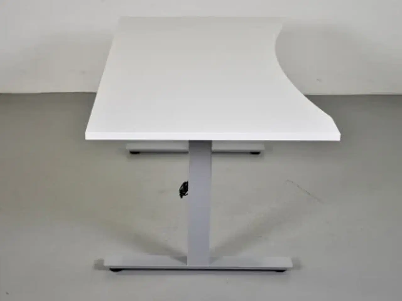 Billede 4 - Hæve-/sænkebord med hvid plade og mavebue, 160 cm.
