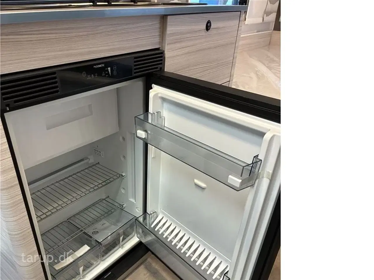 Billede 13 - 2026 - Dethleffs C'joy 460 LE   Enkeltsenge med udtræk til dobbeltseng, endesiddegruppe, varmt vand, blæservarme, spildevandstank,  kompressorkøleskab