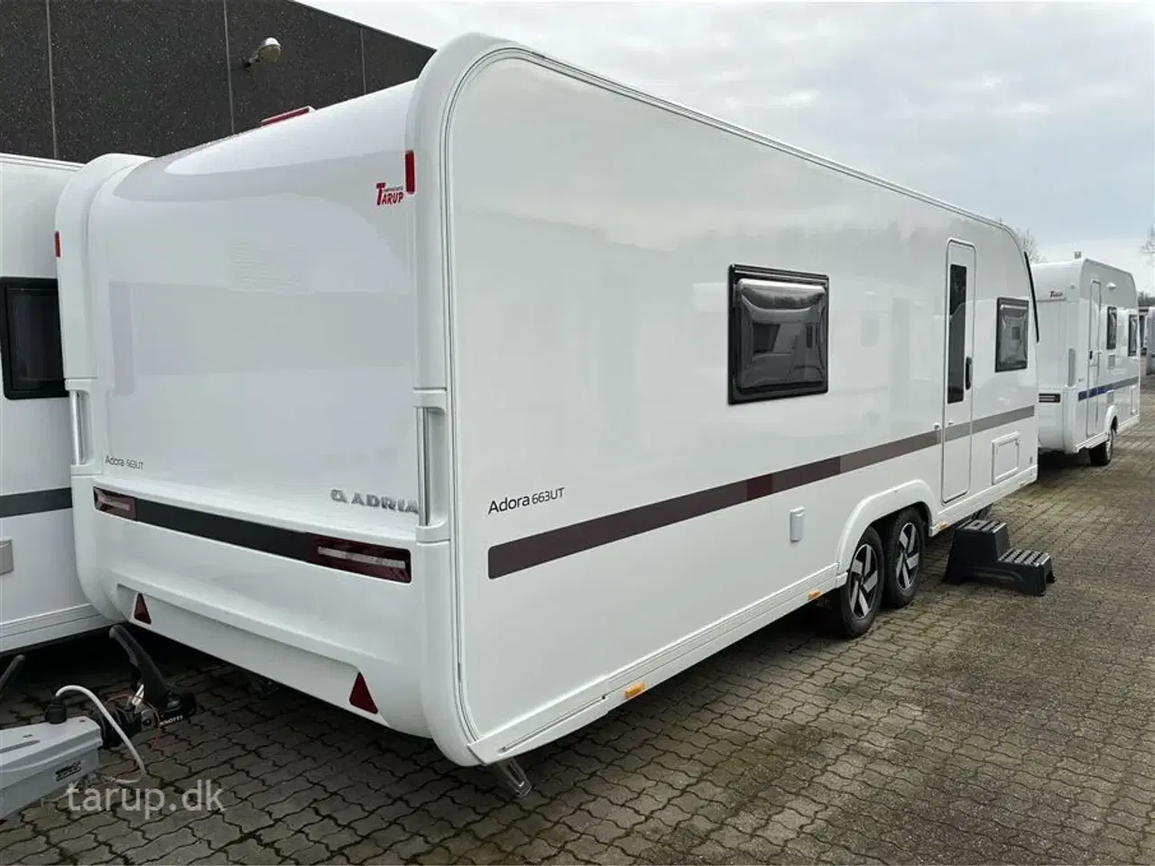 Billede 2 - 2026 - Adria Adora 663 UT Alde   ALDE centralvarme, elektrisk gulvvarme, frontkøkken, rundsiddegruppe, SmartBox gaskasse opbevaring, stort køleskab, enkeltsenge