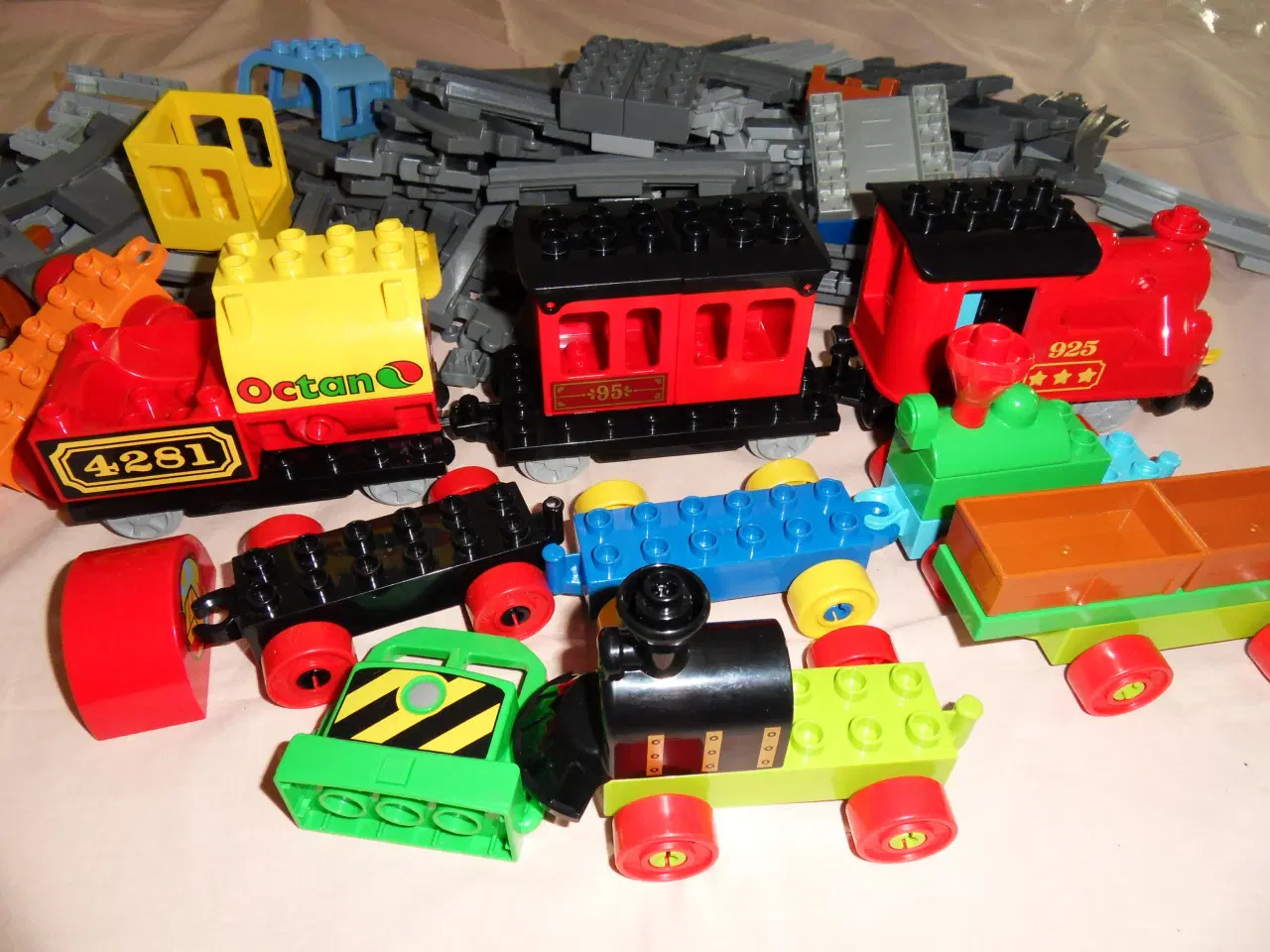 Billede 5 - Lego Duplo. 7 kg. Blandet. Figurer. Tog. Togbane.