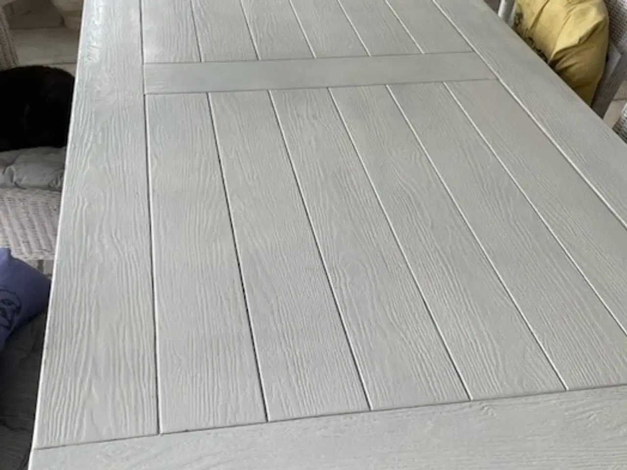 Billede 1 - Hvidt massivt spisebord med stole