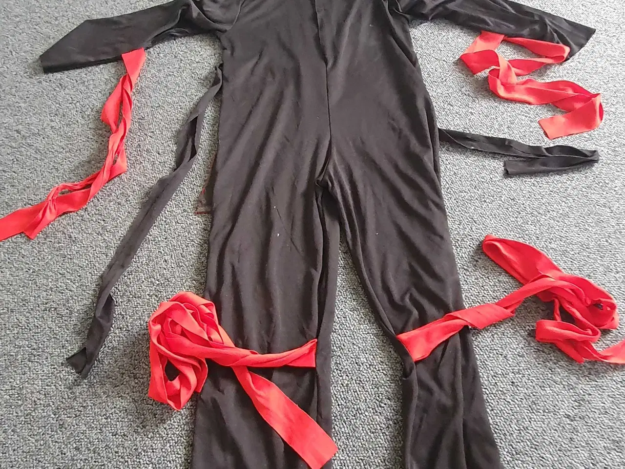 Billede 2 - Ninja dragt  str 140