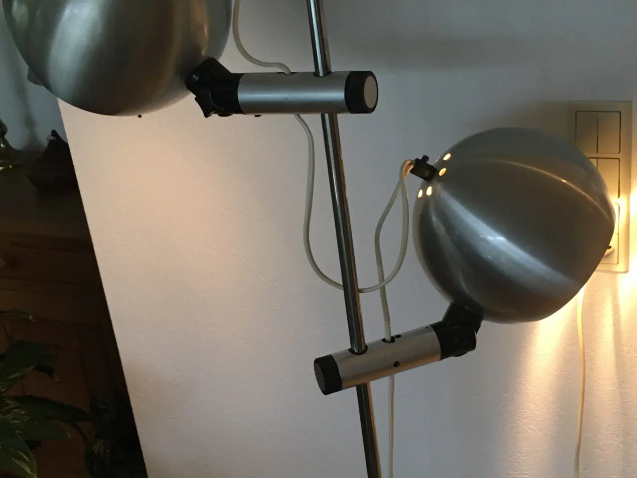 Billede 1 - Standerlampe med 2 kugle spot i alu.