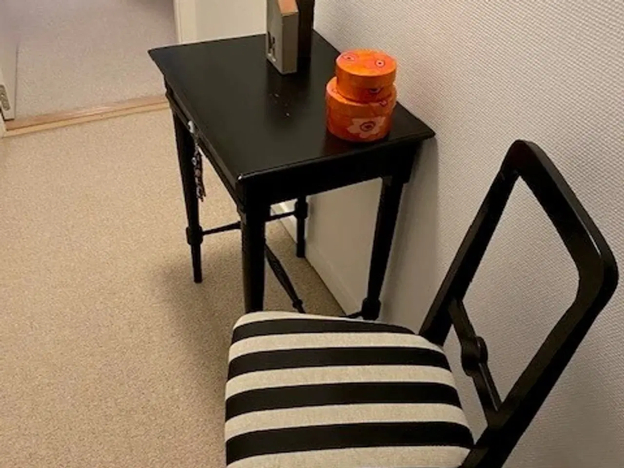 Billede 2 - ANTIK tobaksbord med stol - nyistandsat