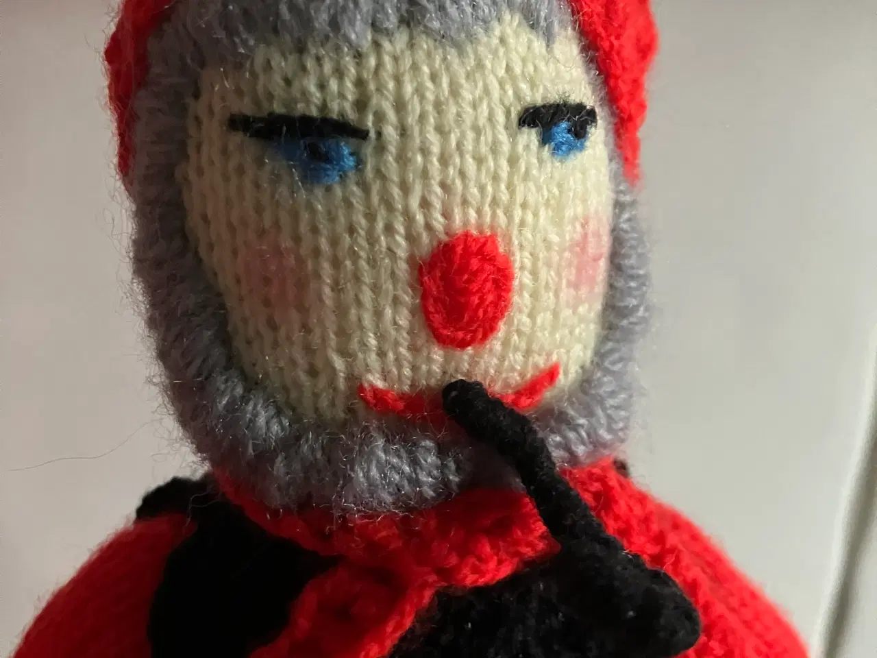 Billede 5 - Nissepar i strik med fine finesser og tilbehør.