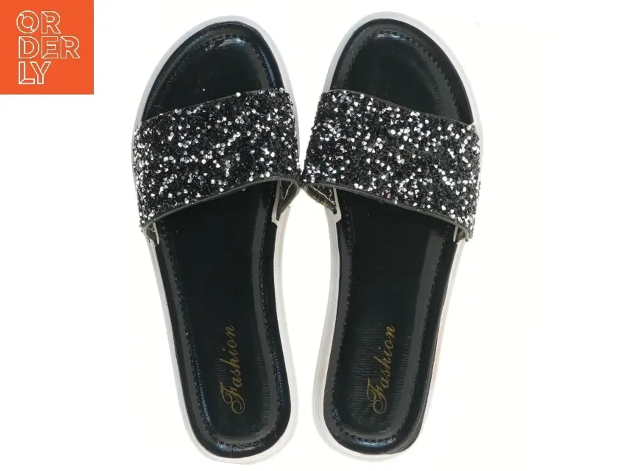 Billede 2 - Sorte slip-on sandaler med similisten fra Fashion (str. fod 25,5 cm)