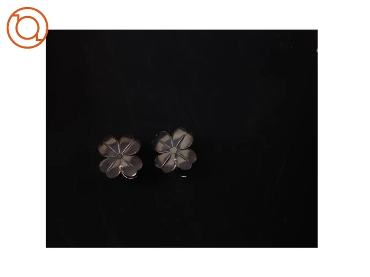 Billede 3 - Sølvfarvede blomsterøreringe (str. 7 x 2 cm)