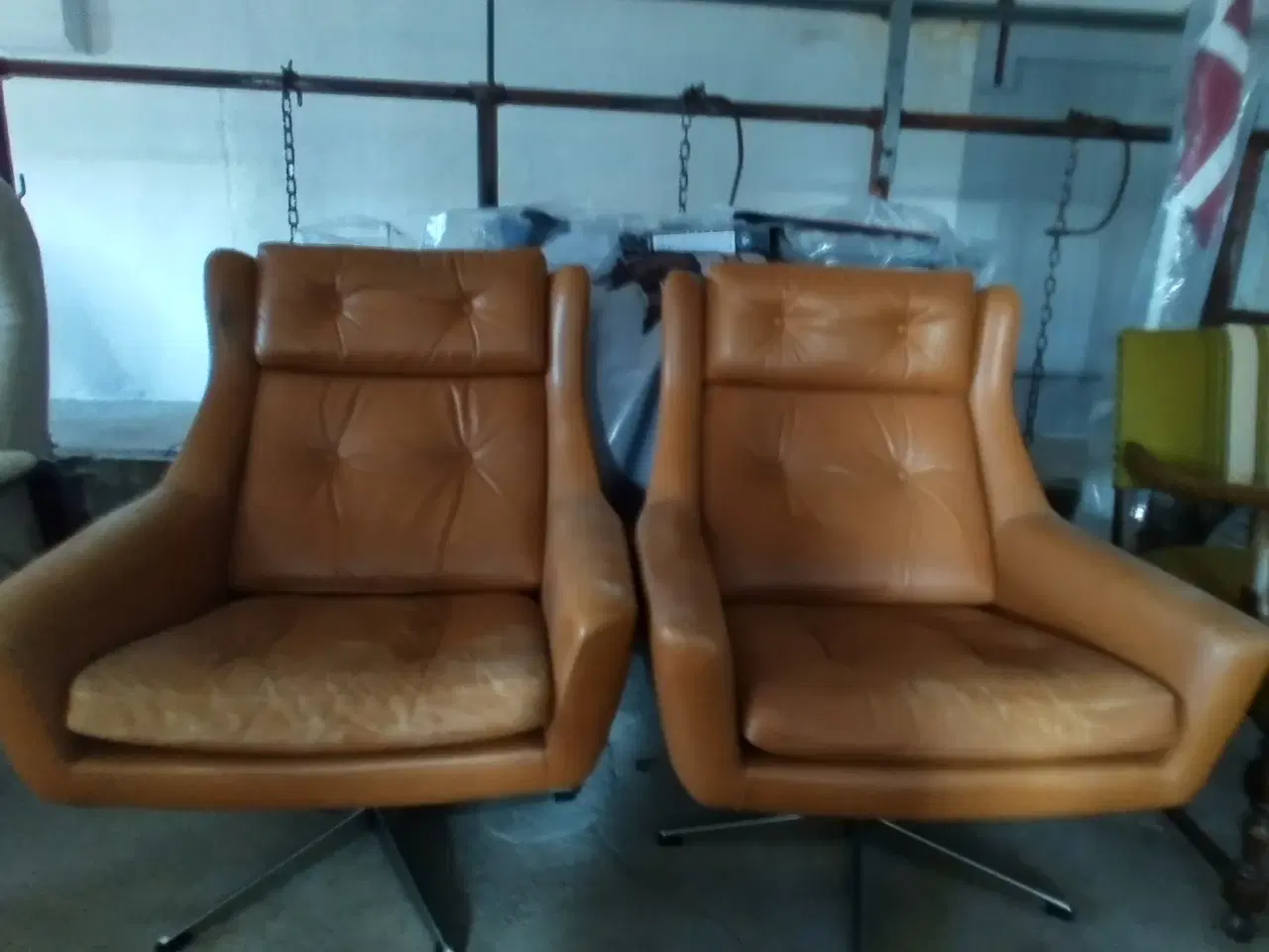 Billede 1 - 2 cognac farvede lænestole på 5 benet drejefod
