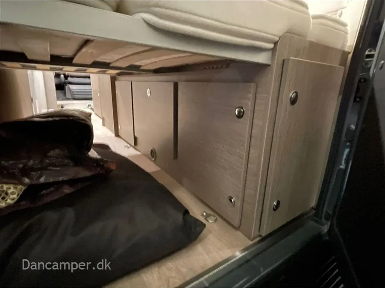 Billede 20 - 2023 - Chausson ROAD LINE V594 VIP MAX   UNDER KLARGØRING! Super spændende, kort van med to dobbeltsenge på tværs i køjesystem. 2,2, L motor , 140 HK, solcelle og markise m.m.