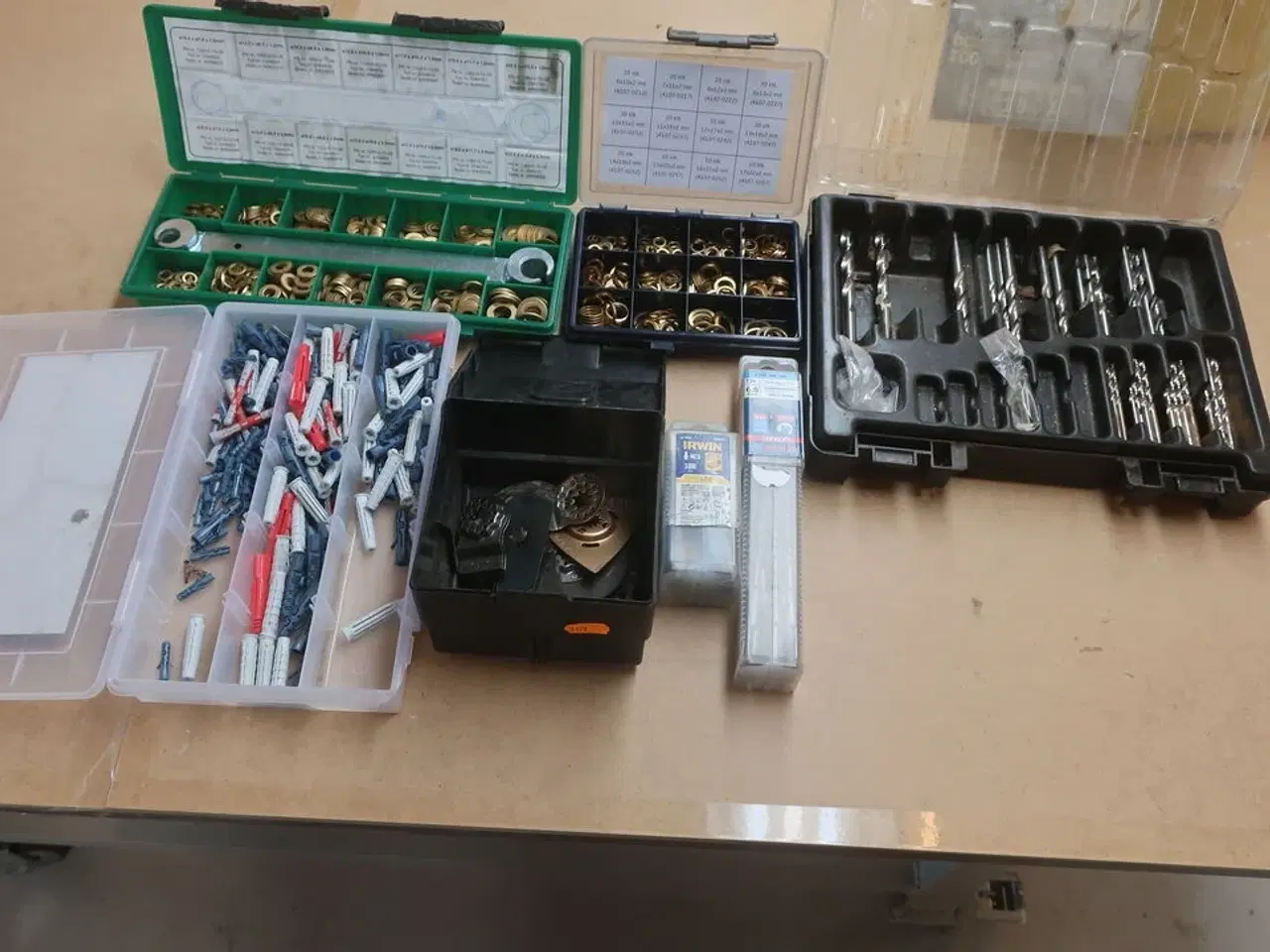 Billede 1 - Bor, hængselsringe og dyvler