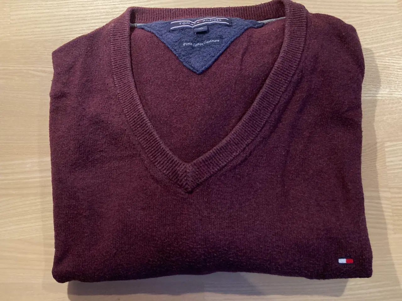 Billede 2 - Sweater med V-hals fra Tommy Hilfiger, str XL