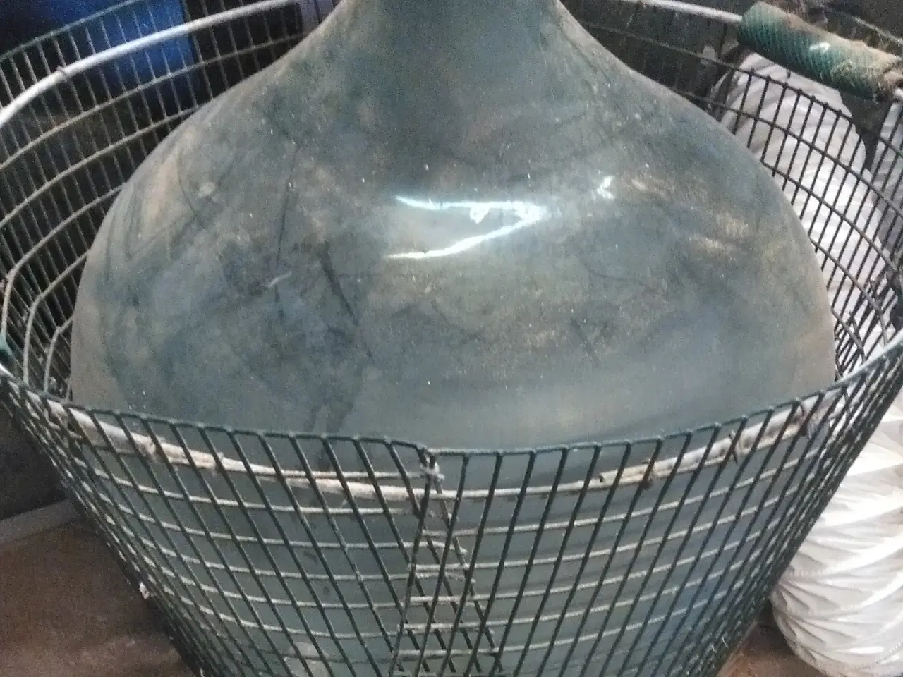 Billede 1 - Vinballon i glas, med trådkurv