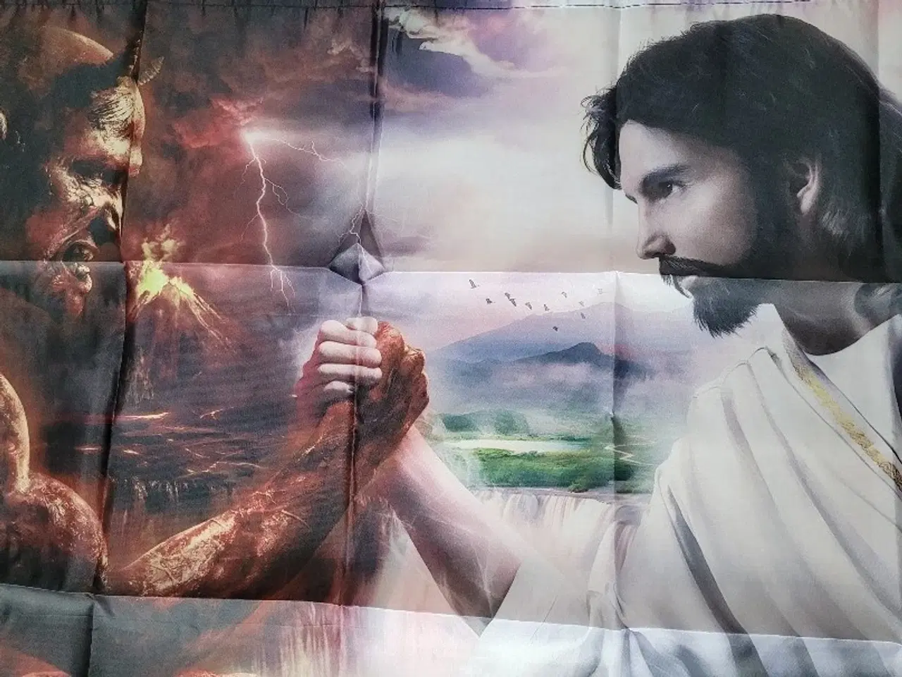 Billede 2 - Flag stort Jesus og Djævelen lægger arm