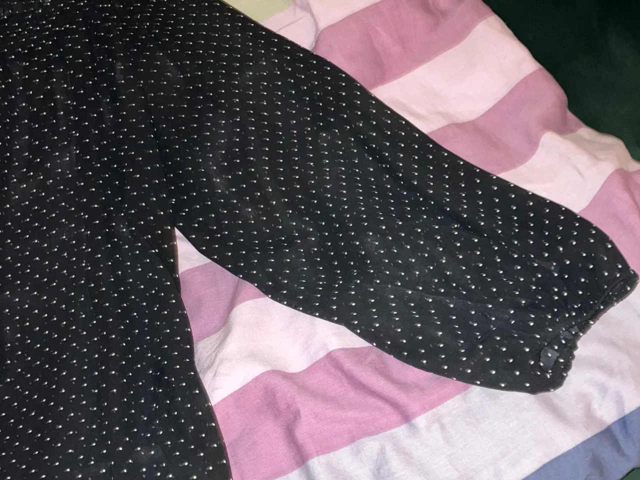 Billede 2 - Prikket damebluse