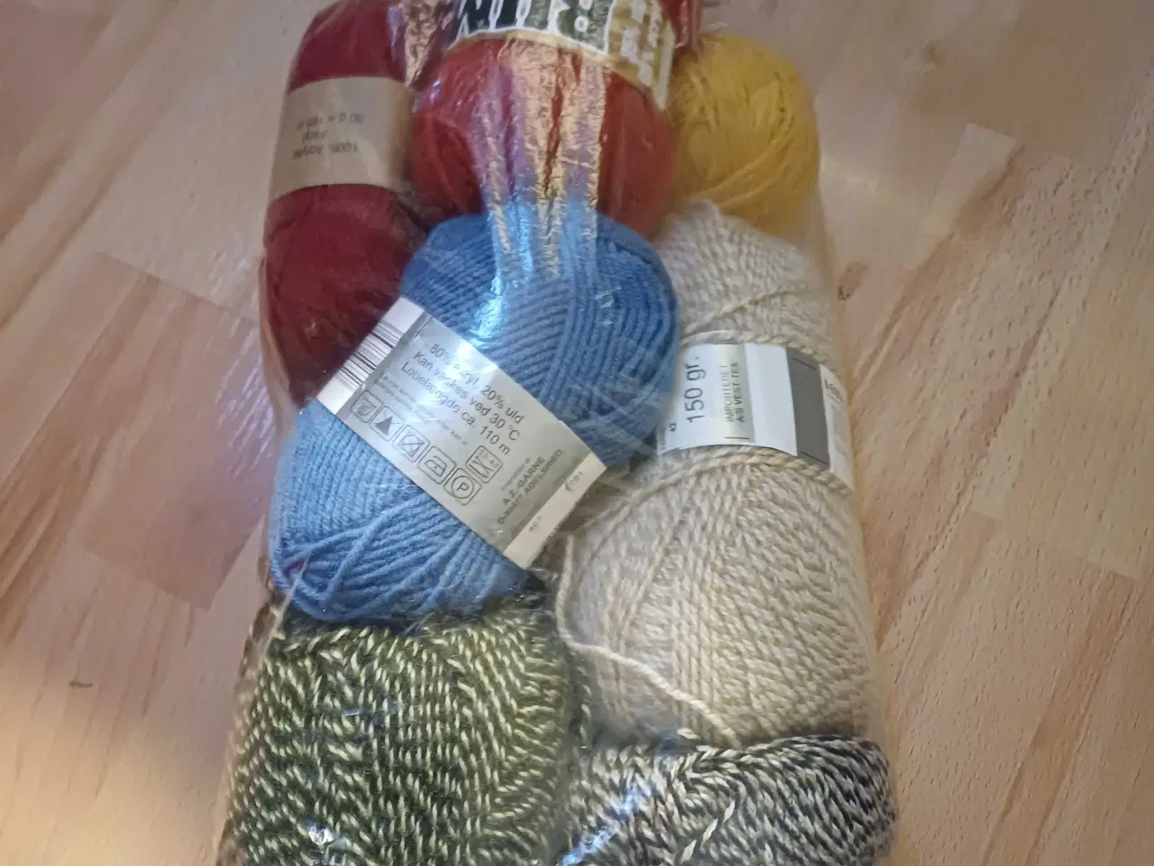 Billede 1 - 625g blandet akryl garn