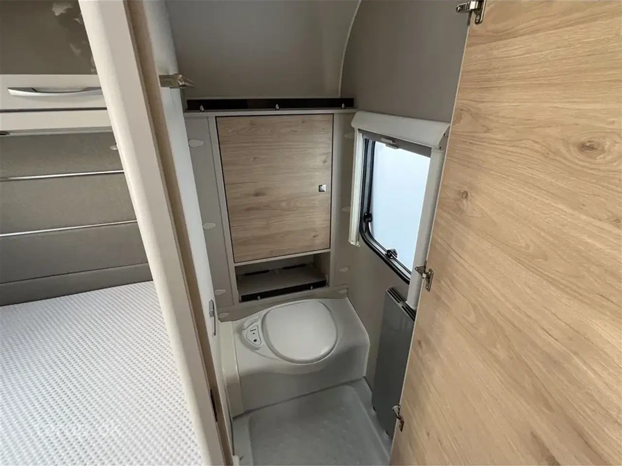 Billede 18 - 2020 - Dethleffs Nomad Snow 590 RF   Fortelt: Isabella Commodore, mover, ALDE centralvarme, vandbåren gulvvarme, rundsiddegruppe, tv-antenne, stort 140 l. køleskab m/ fryser,