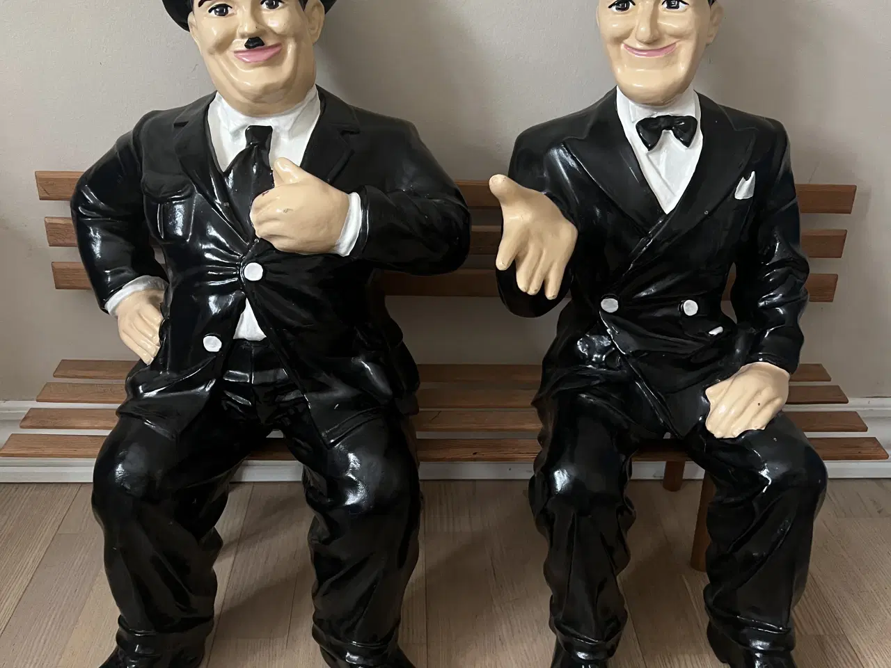 Billede 1 - Rigtig store Gøg og Gokke figurer siddende på bænk