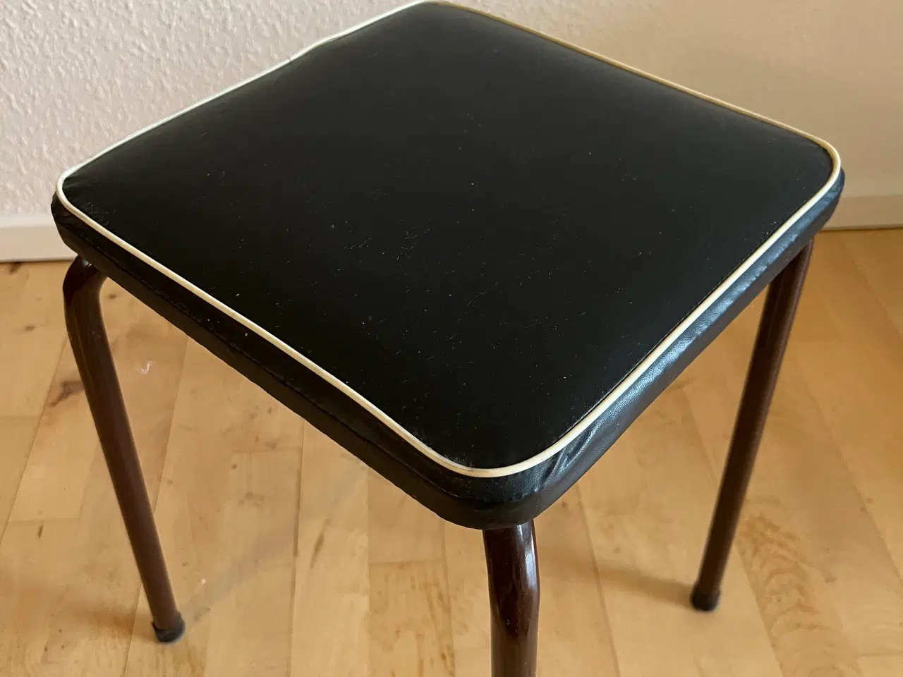 Billede 2 - Retro taburet med metalben  