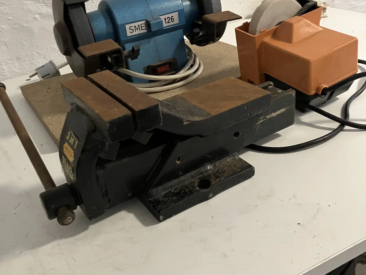 Billede 1 - Skruerstik og slibemaskine