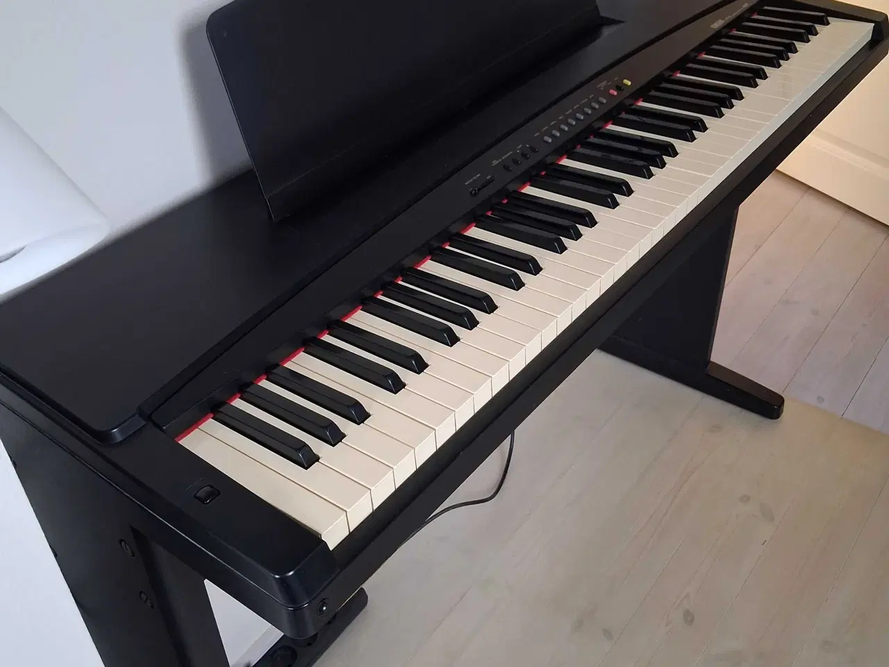 Billede 1 - Yamaha keyboard med understel, sort.