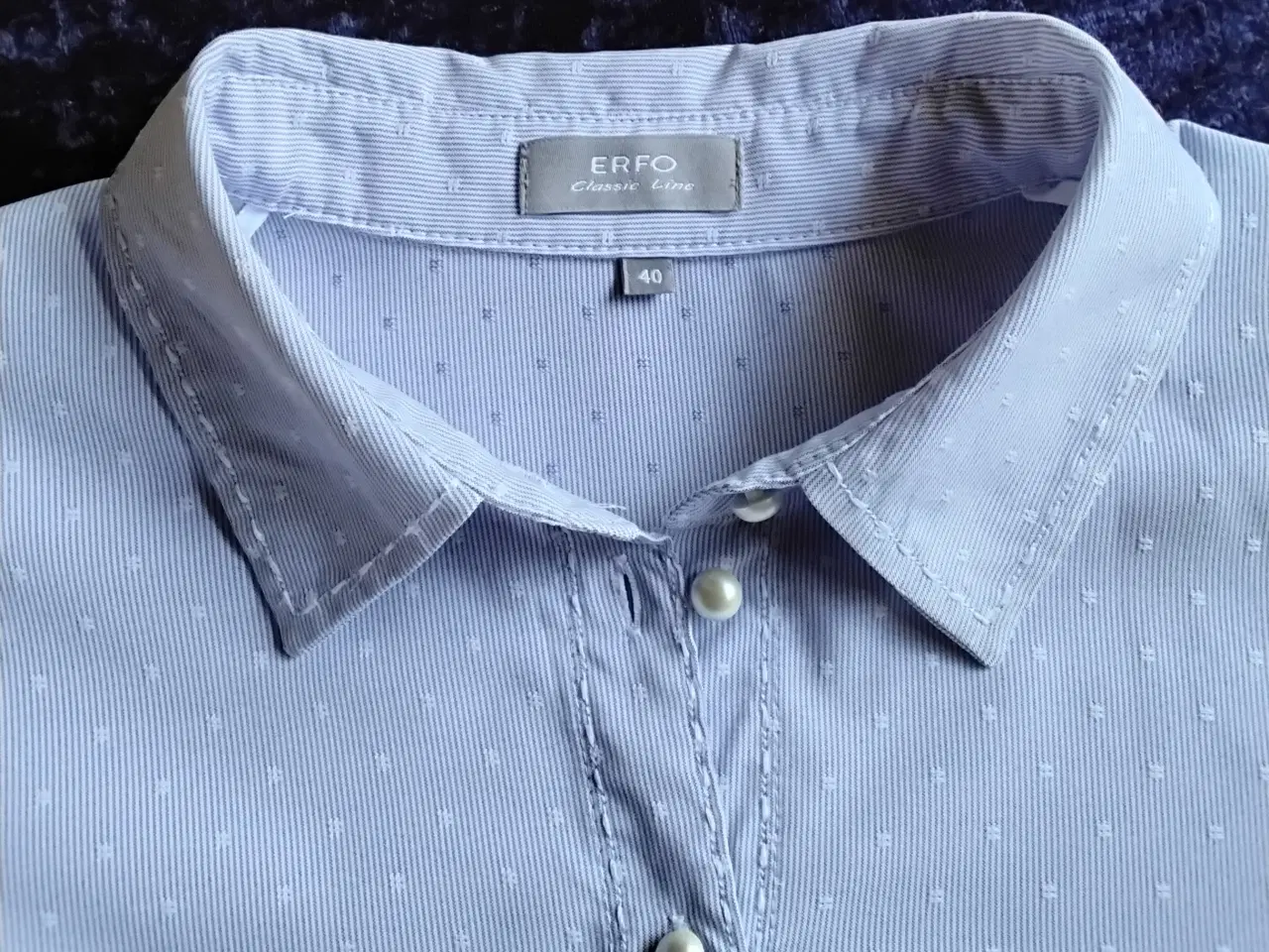 Billede 6 - ERFO dameskjorte str 40 lyseblå / perlemorsknapper