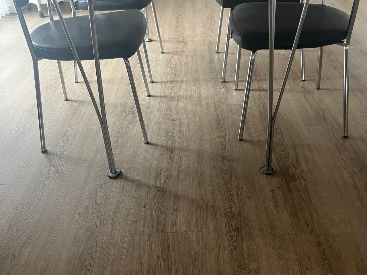 Billede 1 - Hvidt bord med 4 stole 