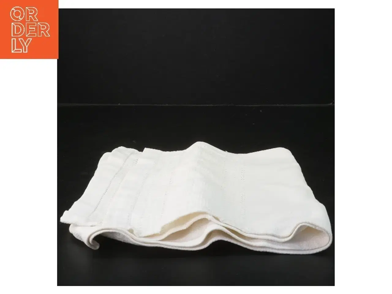 Billede 2 - Hvid bordløber med mønster (str. 26x90 cm)