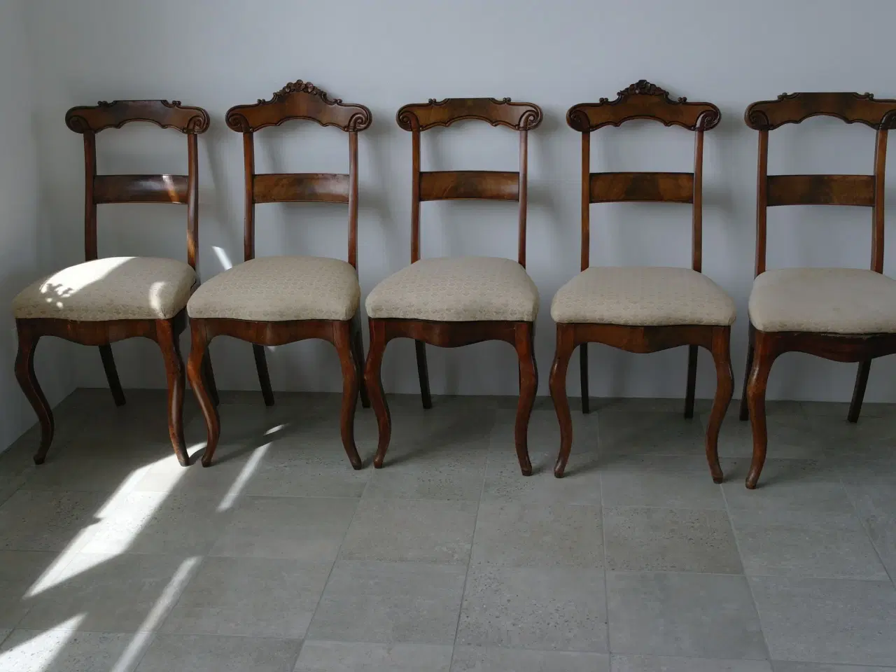 Billede 8 - Elegant bord med 5 stole