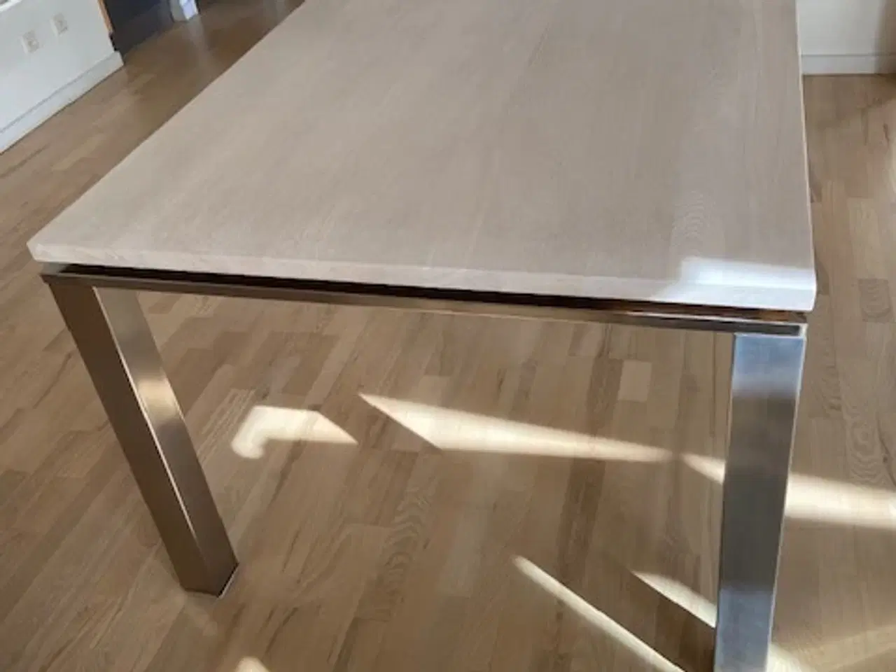 Billede 2 - Velholdt spisebord i hvidpigmenteret ask