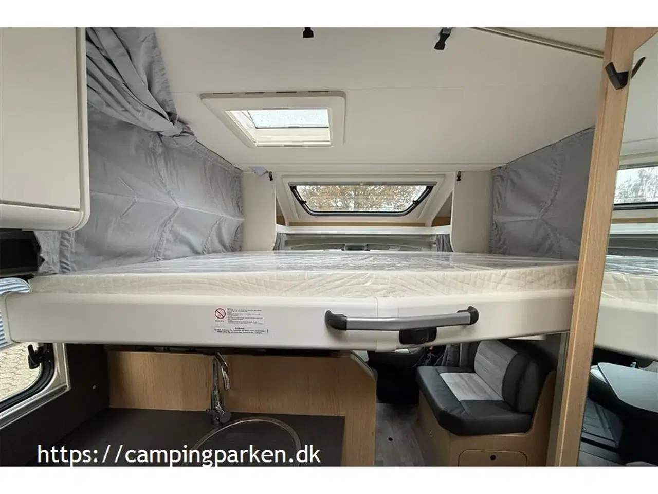 Billede 6 - 2026 - SunLight   Ny grundplan med enkeltsenge, sænkeseng og under 7 meter, med automatgear