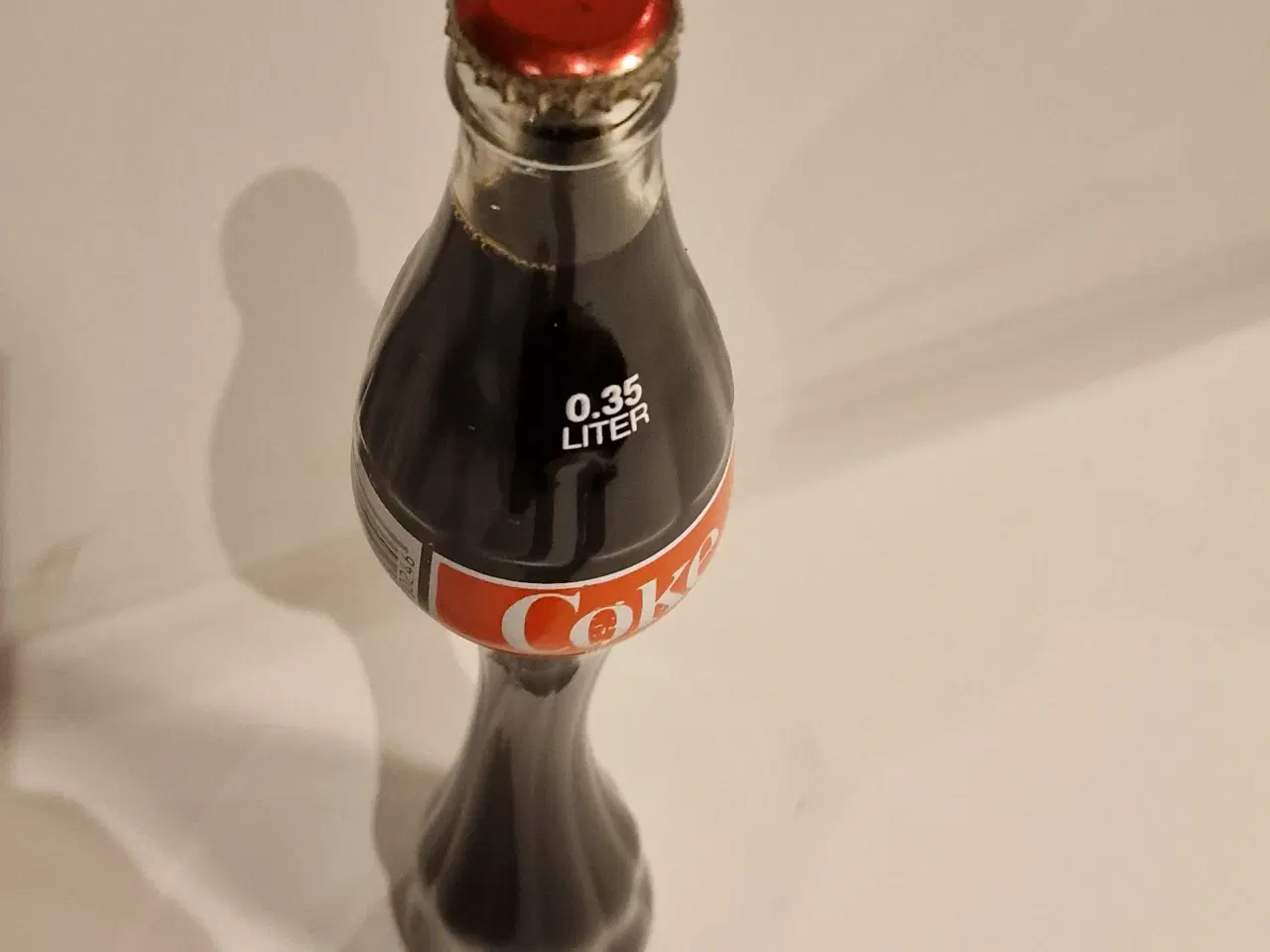 Billede 3 - Coca Cola kurvet flaske, der indeholder den velken