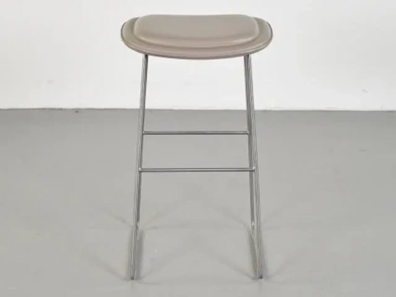 Billede 1 - Cappellini barstol med beige-malet læder på sædet, høj model