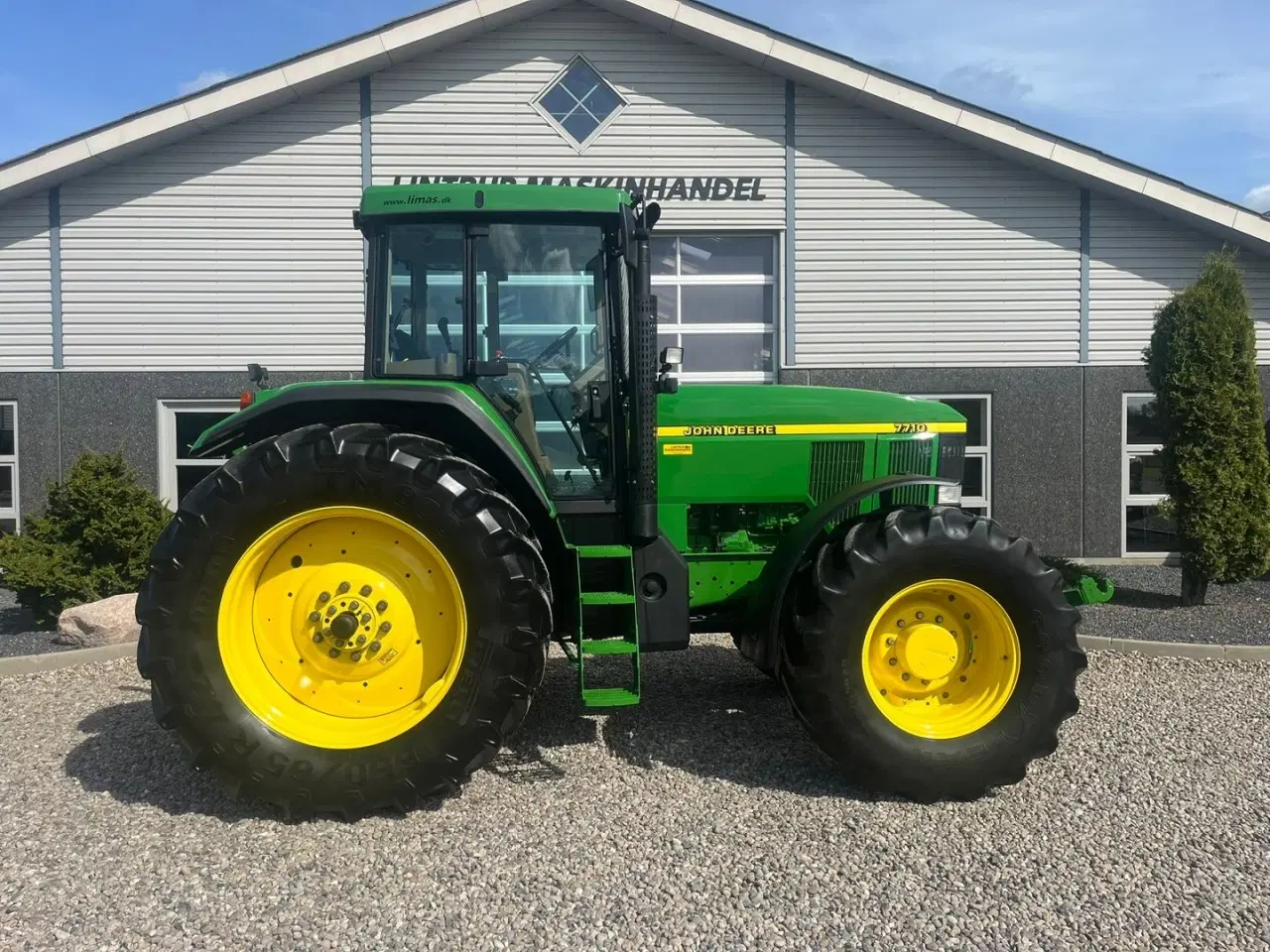 Billede 8 - John Deere 7710 8.1L motor, store hjul og frontlift. En ejeres velholdt gård traktor.