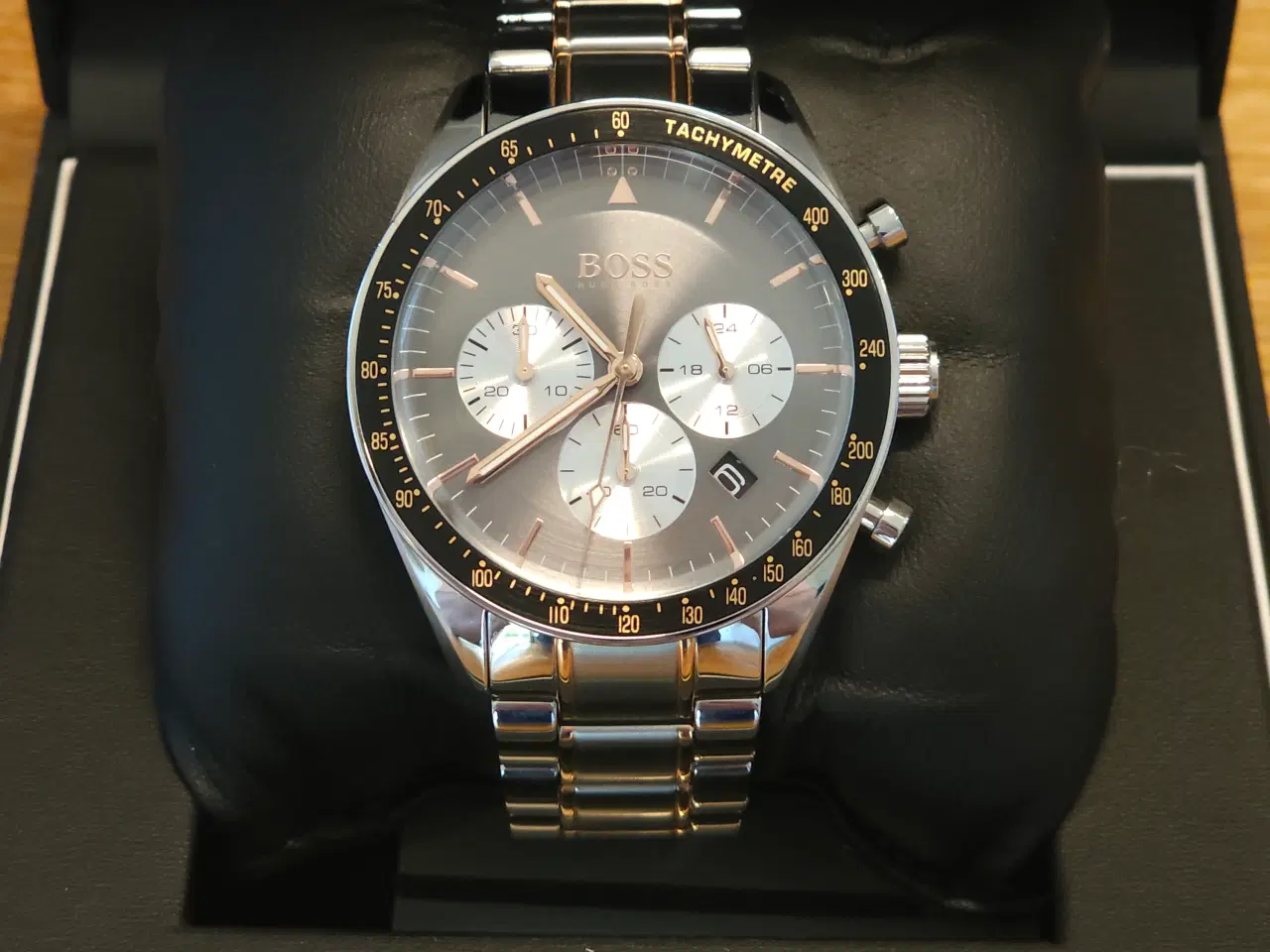 Billede 1 - To-tonet Hugo Boss ur i rosaguld & sølv – elegant 
