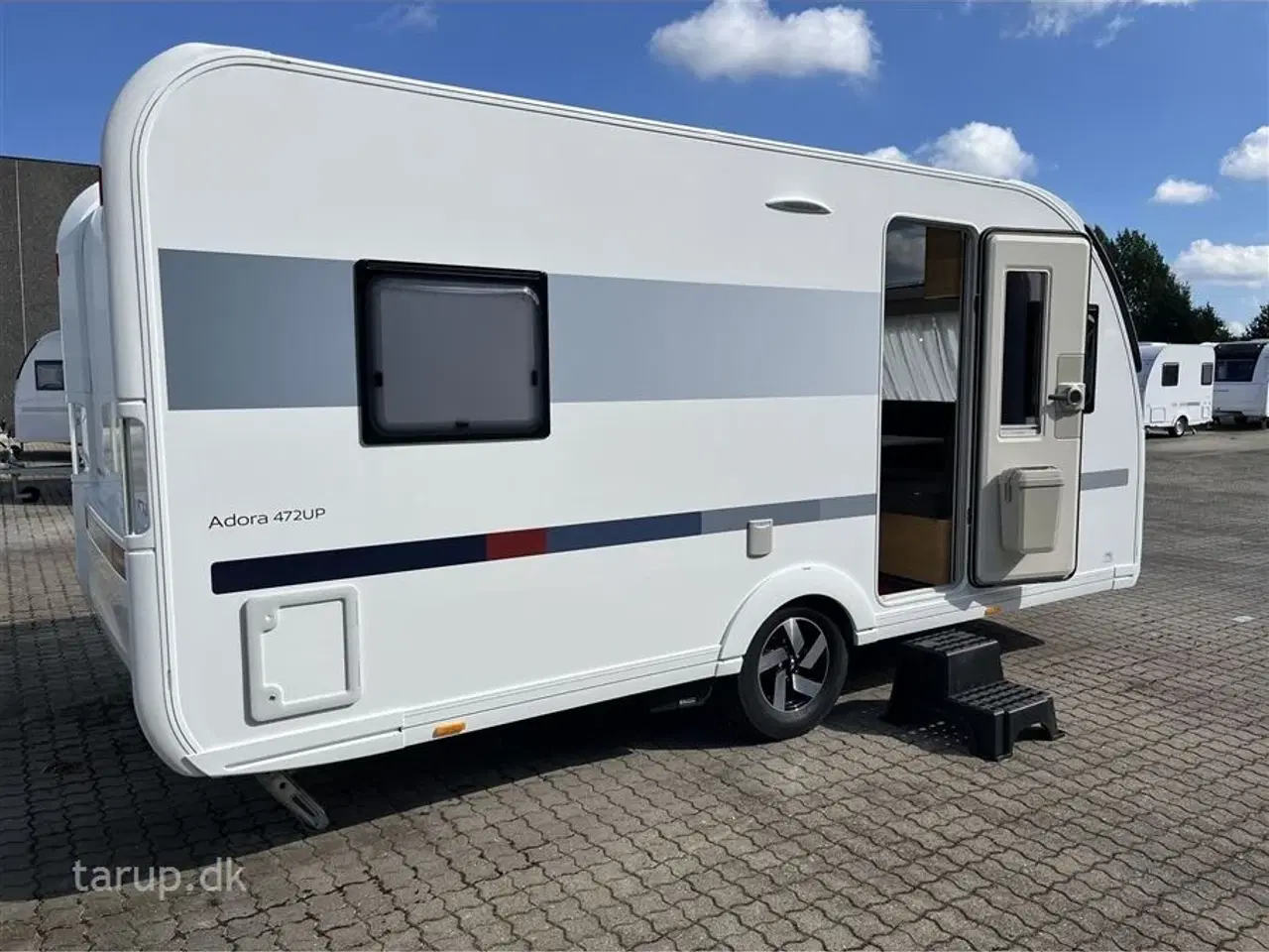 Billede 2 - 2023 - Adria Adora 472 UP   Fortelt: Isabella Commodore Coast, Enduro aut. mover m/ lithium batteri, rundsiddegruppe, køleskab, bruser, panoramavindue, fransk dobbeltseng