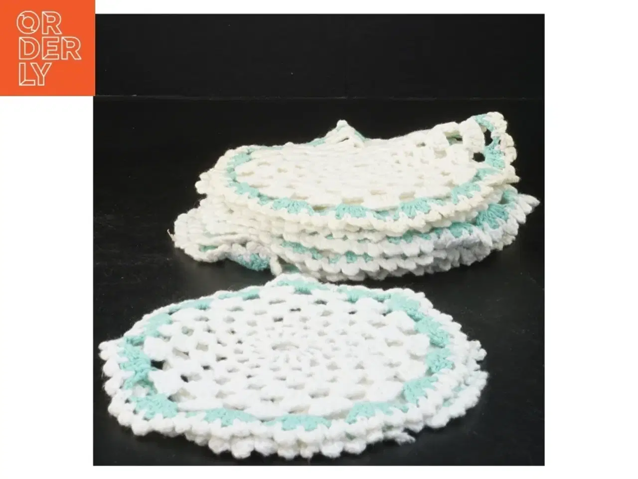 Billede 2 - Sæt af hæklede bordskånere (str. Ø 16&ø19 cm)