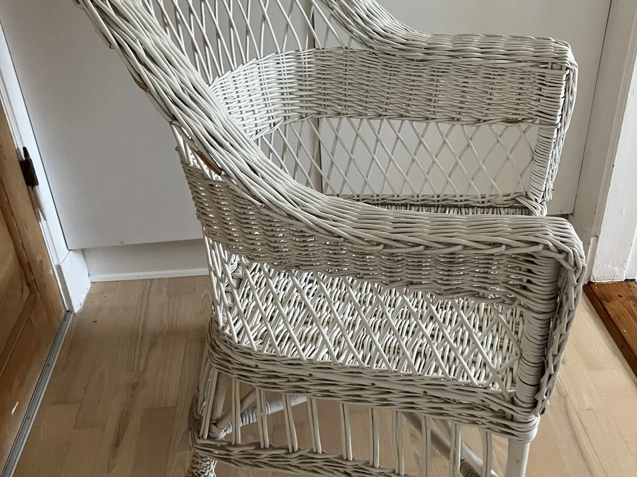 Billede 3 - Hvid kurvestol i god stand
