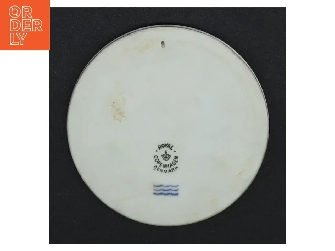 Billede 2 - Hvid porcelænsplatte med relief af H.C.Andersen fra Royal Copenhagen (str. Ø 10,5 cm)