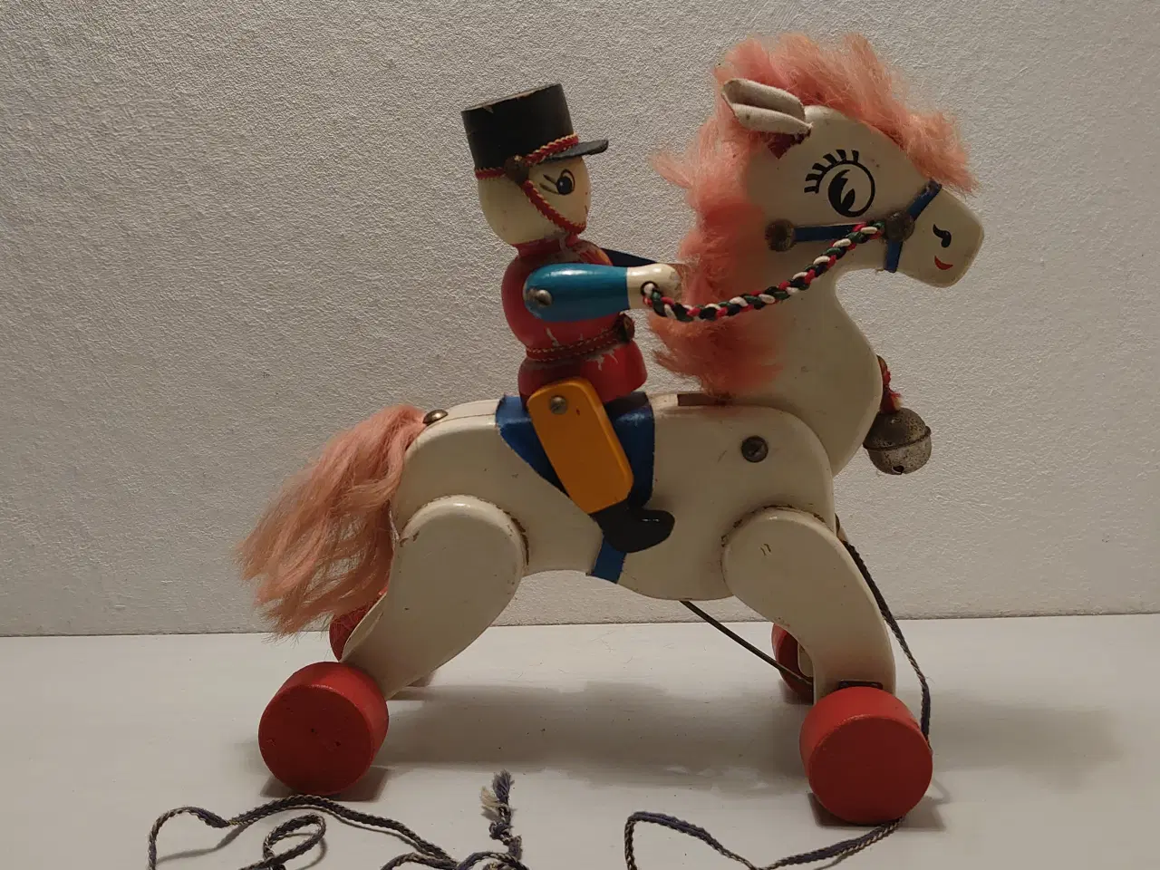 Billede 3 - Træhest med bevægelig garder ved træk.1950´erne