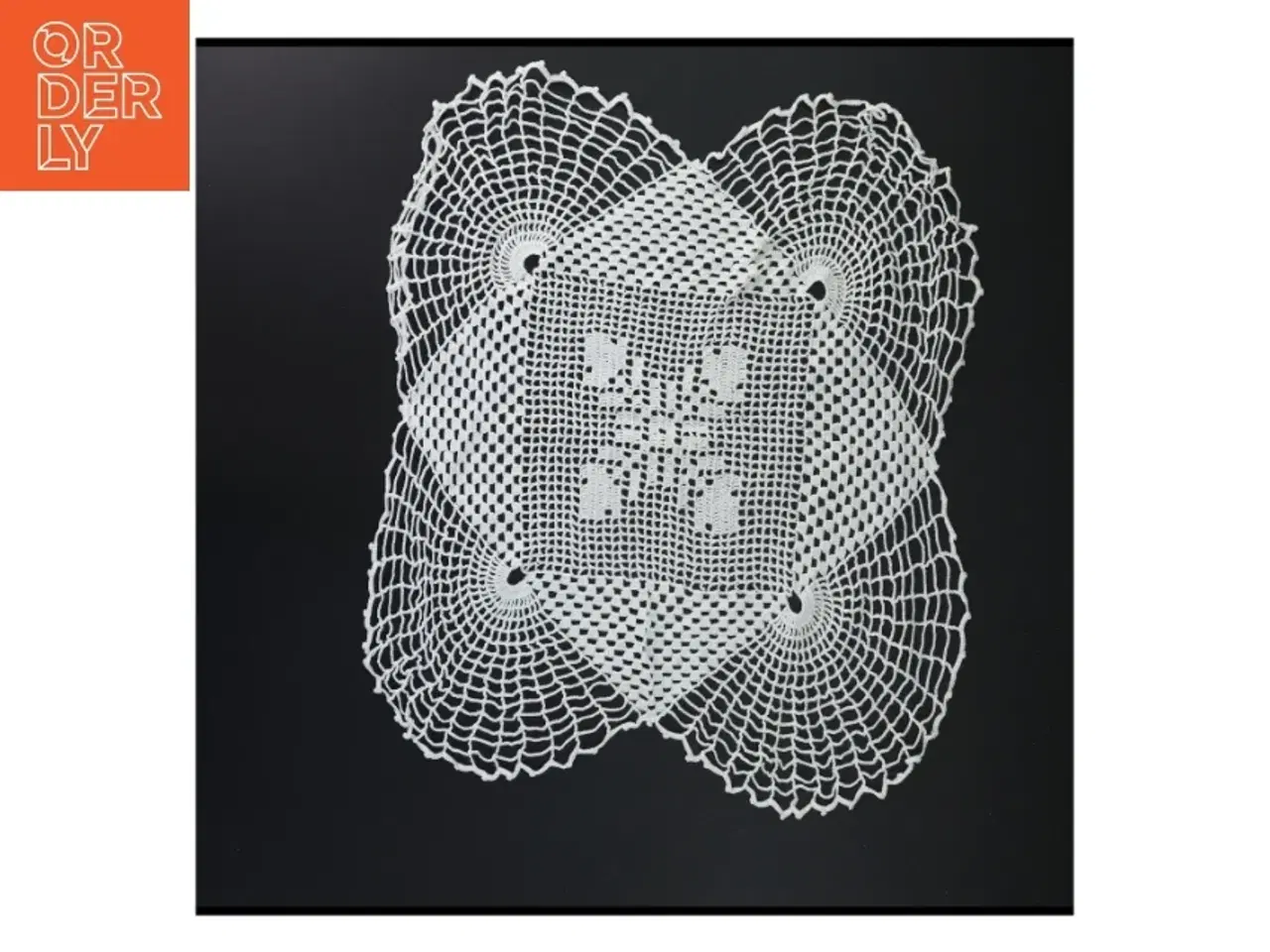 Billede 1 - Hæklet dug (str. 33x30 cm)