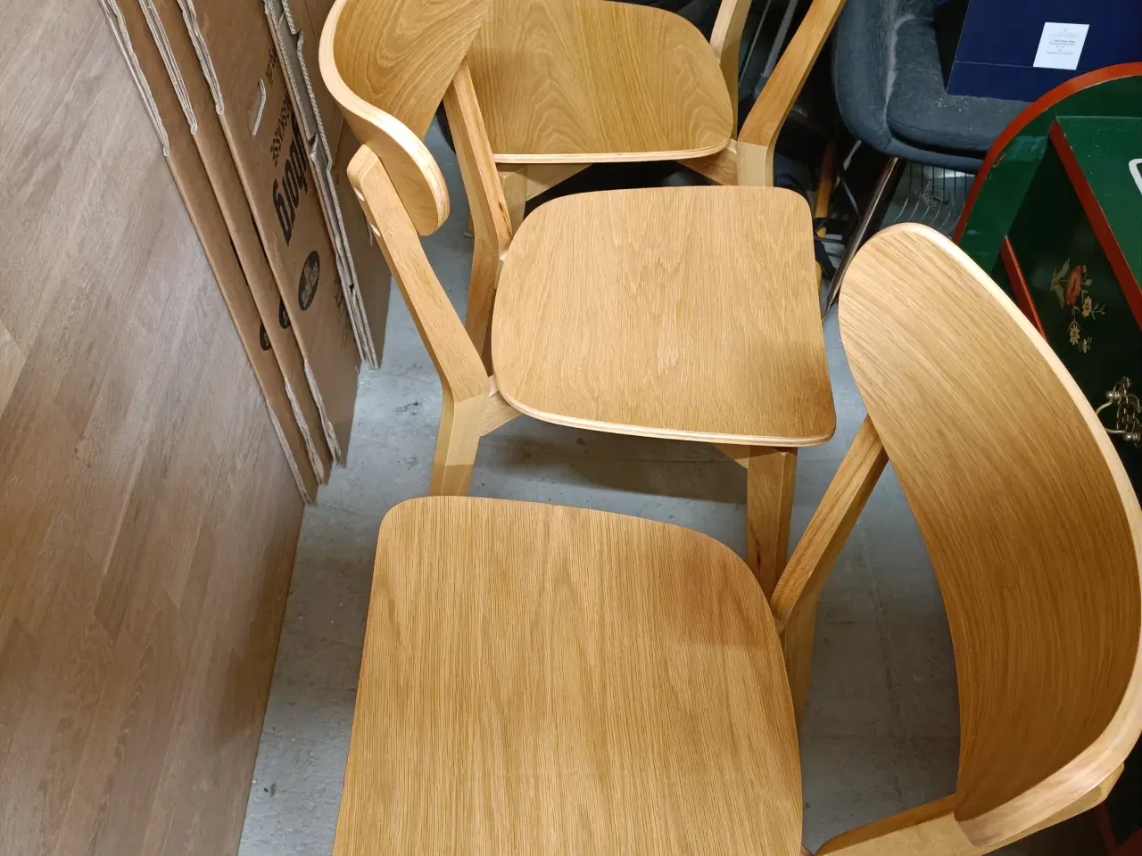 Billede 3 - Egetræs spisebord med stole 