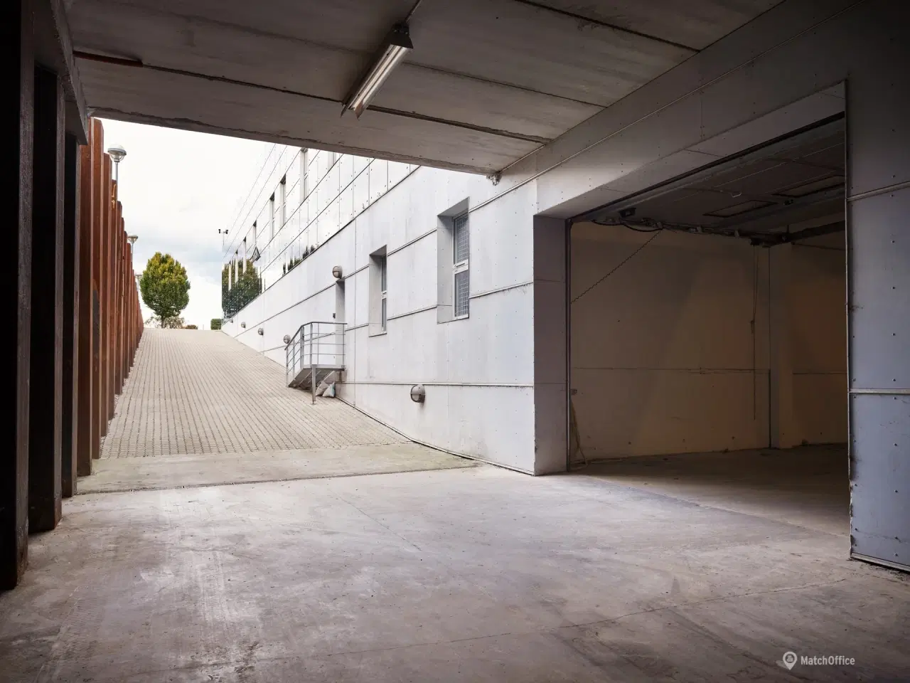 Billede 3 - Højloftet kælderlokale med gode adgangsforhold