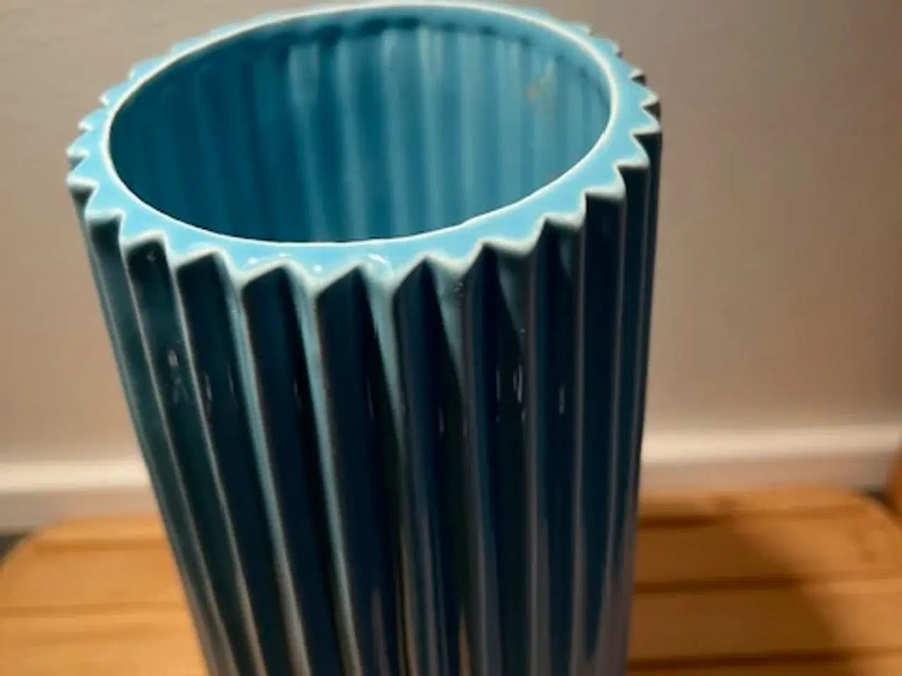 Billede 1 - Stor vintage vase – Turkis kanneleret porcelæn