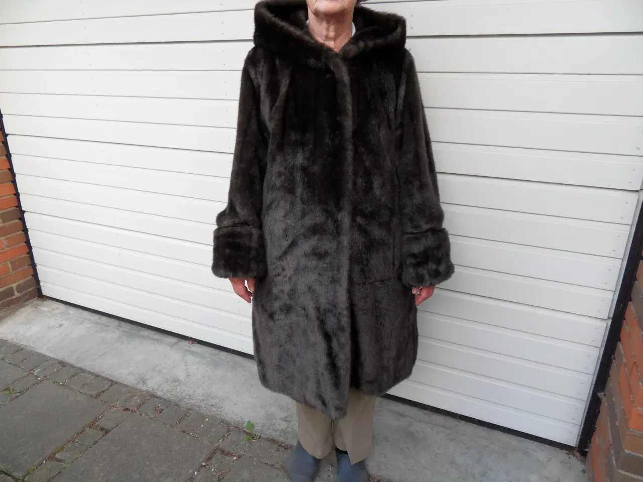 Billede 1 - PELS. Kunstpels med foer og hætte. Perfekt stand